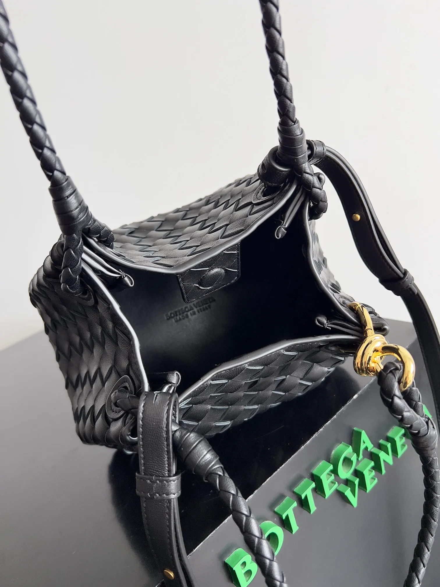 Batch 1760 BV home is new! Andiamo combines the Bottega Veneta archive parachute handbag to inherit retro elements and integrate modern trends. The same style as Shu Qi's in Beijing Night. It is a continuation of the classic bag. It has three functions: hand carry, shoulder and cross-body. It is embellished with metal brass knot buckles. It is small and has an amazing capacity. It can easily hold sunglasses in a box / small bottle of water / powder powder / charger and other daily necessities when going out. The upper body is versatile. Style number: 796569 Size: 21*17*16.5cm
